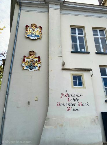 Photo of the exterior of the Bussink Bakery in Deventer by Anton Vander Schaaf.